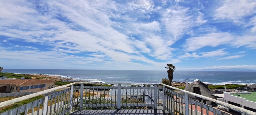 4 Bedroom Property for Sale in Perlemoenbaai Western Cape